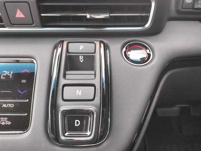 オデッセイハイブリッド ｅ：ＨＥＶアブソルート・ＥＸブラックエディション　新車　未登録車　ＥＴＣ　純正１１．４インチナビ　展示車　２列目両側アームレスト付４ウェイパワーシート　運転席＆助手席シートヒーター＋２列目シートヒーター　本革シート　１８インチアルミホイール（21枚目）