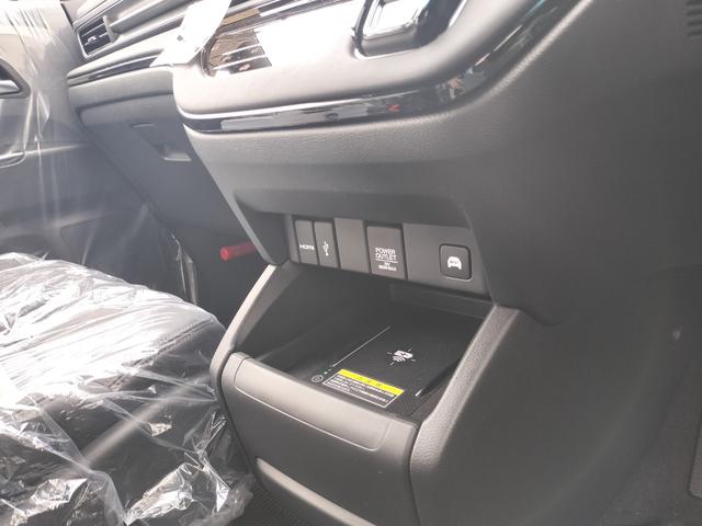 オデッセイハイブリッド ｅ：ＨＥＶアブソルート・ＥＸブラックエディション　新車　未登録車　ＥＴＣ　純正１１．４インチナビ　展示車　２列目両側アームレスト付４ウェイパワーシート　運転席＆助手席シートヒーター＋２列目シートヒーター　本革シート　１８インチアルミホイール（26枚目）