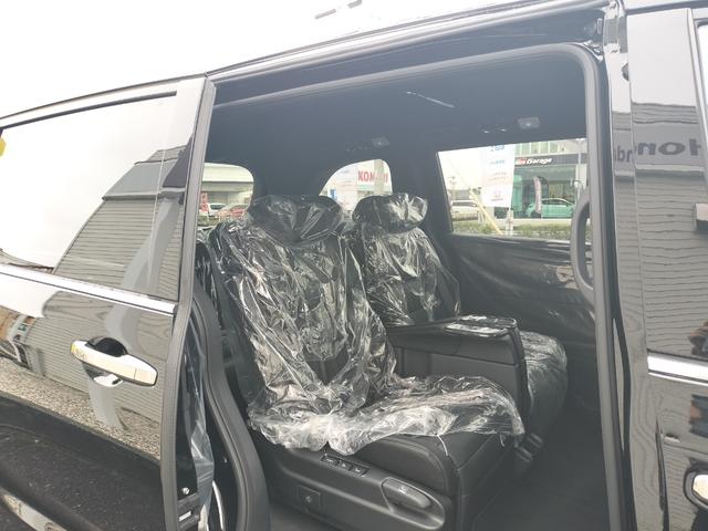 オデッセイハイブリッド ｅ：ＨＥＶアブソルート・ＥＸブラックエディション　新車　未登録車　ＥＴＣ　純正１１．４インチナビ　展示車　２列目両側アームレスト付４ウェイパワーシート　運転席＆助手席シートヒーター＋２列目シートヒーター　本革シート　１８インチアルミホイール（34枚目）