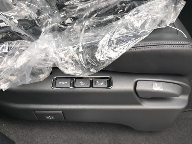 オデッセイハイブリッド ｅ：ＨＥＶアブソルート・ＥＸブラックエディション　新車　未登録車　ＥＴＣ　純正１１．４インチナビ　展示車　２列目両側アームレスト付４ウェイパワーシート　運転席＆助手席シートヒーター＋２列目シートヒーター　本革シート　１８インチアルミホイール（36枚目）