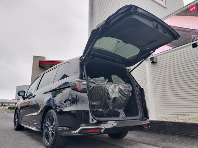 オデッセイハイブリッド ｅ：ＨＥＶアブソルート・ＥＸブラックエディション　新車　未登録車　ＥＴＣ　純正１１．４インチナビ　展示車　２列目両側アームレスト付４ウェイパワーシート　運転席＆助手席シートヒーター＋２列目シートヒーター　本革シート　１８インチアルミホイール（45枚目）