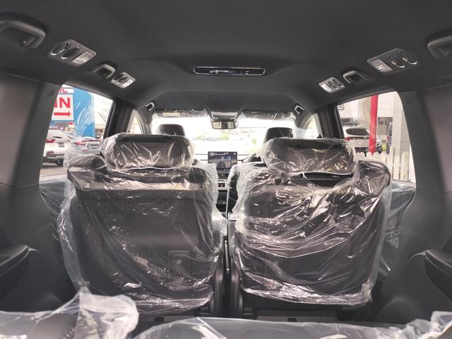 オデッセイハイブリッド ｅ：ＨＥＶアブソルート・ＥＸブラックエディション　新車　未登録車　ＥＴＣ　純正１１．４インチナビ　展示車　２列目両側アームレスト付４ウェイパワーシート　運転席＆助手席シートヒーター＋２列目シートヒーター　本革シート　１８インチアルミホイール（47枚目）