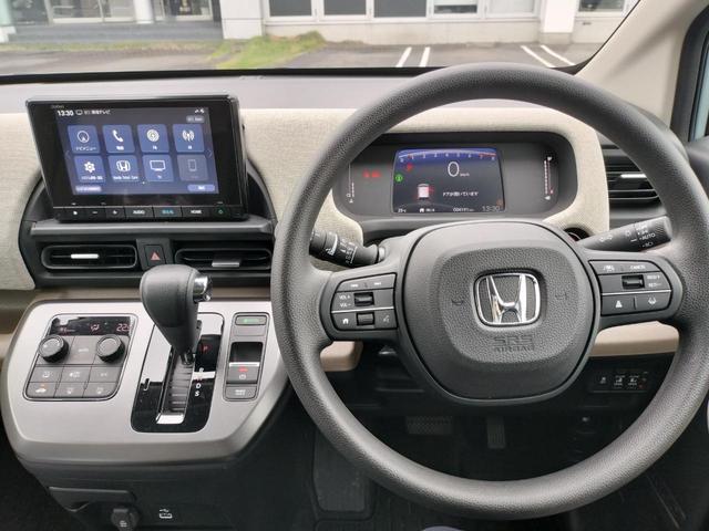 フリード エアー　試乗車　ホンダカーズ代車　８インチナビ　ＴＶ視聴可　フロアマット付き　２列目キャプテンシート　　６人乗り　リアカメラ　ホンダセンシング　ブレーキホールド機能　電子パーキング（2枚目）