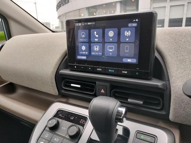 フリード エアー　試乗車　ホンダカーズ代車　８インチナビ　ＴＶ視聴可　フロアマット付き　２列目キャプテンシート　　６人乗り　リアカメラ　ホンダセンシング　ブレーキホールド機能　電子パーキング（12枚目）