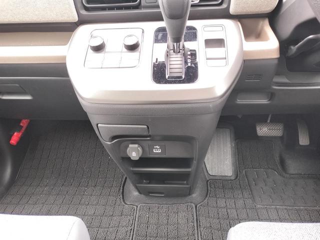 フリード エアー　試乗車　ホンダカーズ代車　８インチナビ　ＴＶ視聴可　フロアマット付き　２列目キャプテンシート　　６人乗り　リアカメラ　ホンダセンシング　ブレーキホールド機能　電子パーキング（15枚目）