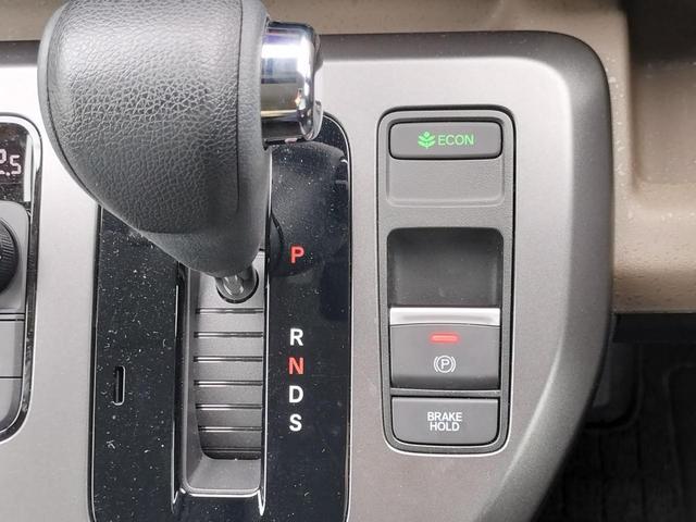 フリード エアー　試乗車　ホンダカーズ代車　８インチナビ　ＴＶ視聴可　フロアマット付き　２列目キャプテンシート　　６人乗り　リアカメラ　ホンダセンシング　ブレーキホールド機能　電子パーキング（18枚目）