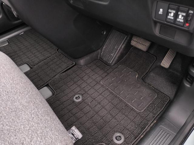 フリード エアー　試乗車　ホンダカーズ代車　８インチナビ　ＴＶ視聴可　フロアマット付き　２列目キャプテンシート　　６人乗り　リアカメラ　ホンダセンシング　ブレーキホールド機能　電子パーキング（21枚目）