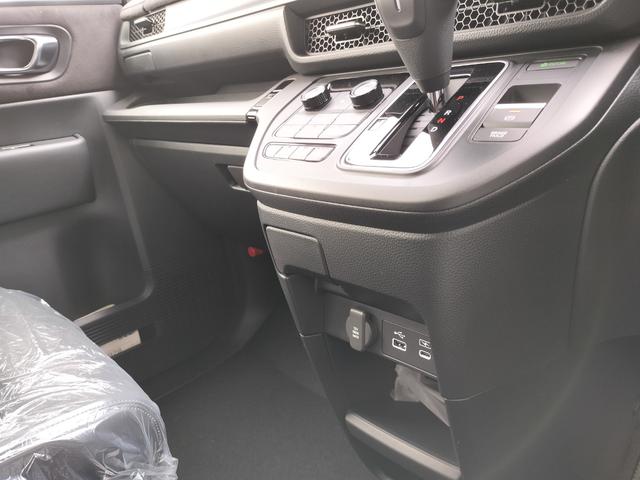 ステップワゴン スパーダ　プレミアムライン　新車　未登録車　ホンダディーラー出品　純正１１．４インチナビ　マルチビューカメラシステム　シートヒーター　後席エアコン　１７インチアルミホイール　二列目シートヒーター　展示車（14枚目）