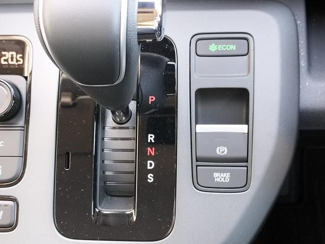 フリード クロスター ホンダディーラー試乗車 代車 5人乗り 15インチアルミホイール TV視聴可 純正ナビ 2列目6:4分割可倒式シート ブラインドスポットインフォメーション 運転席&助手席シートヒーター(17枚目)