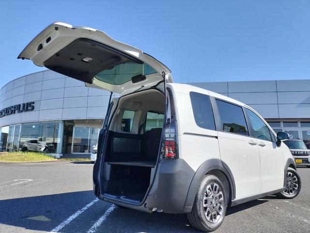 フリード クロスター ホンダディーラー試乗車 代車 5人乗り 15インチアルミホイール TV視聴可 純正ナビ 2列目6:4分割可倒式シート ブラインドスポットインフォメーション 運転席&助手席シートヒーター(43枚目)