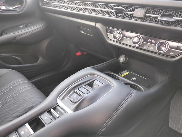 ＺＲ－Ｖ ｅ：ＨＥＶ　Ｚ　ホンダディーラー試乗車　前後ドラレコ　　駐車監視機能付き前後ドラレコ　代車　ＴＶ視聴可ナビ　１２スピーカー　運転席＆助手席シートヒーター　本革シート＋運転席８ウェイ助手席４ウェイパワーシート（17枚目）