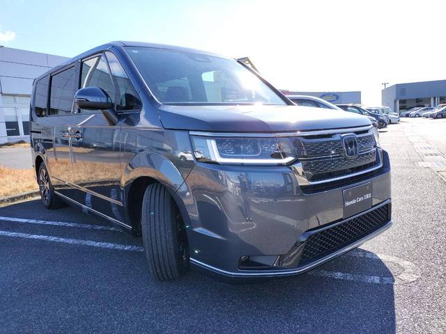 ステップワゴン ｅ：ＨＥＶスパーダ　ホンダディーラー試乗車　８人乗り　パワーテールゲート　２列目ベンチシート　運転席助手席シートヒーター　トリプルゾーンコントロール・フルオートエアコンディショナー　コンビシート　１６インチアルミホイール（6枚目）