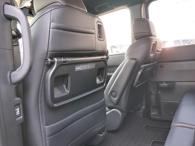 ステップワゴン ｅ：ＨＥＶスパーダ　ホンダディーラー試乗車　８人乗り　パワーテールゲート　２列目ベンチシート　運転席助手席シートヒーター　トリプルゾーンコントロール・フルオートエアコンディショナー　コンビシート　１６インチアルミホイール（44枚目）