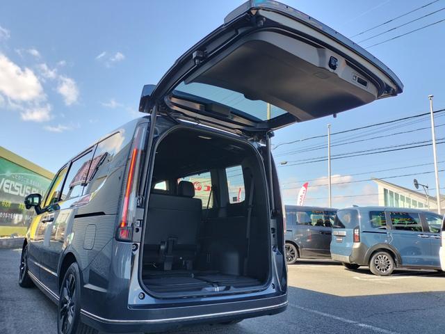 ステップワゴン ｅ：ＨＥＶスパーダ　ホンダディーラー試乗車　８人乗り　パワーテールゲート　２列目ベンチシート　運転席助手席シートヒーター　トリプルゾーンコントロール・フルオートエアコンディショナー　コンビシート　１６インチアルミホイール（49枚目）