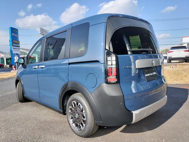 フリード クロスター 新車 展示車 ホンダディーラー販売 5人乗り クロスター オーディオレス 2列目6:4分割可倒式シート コンビシート 運転席&助手席シートヒーター 15インチアルミホイール ガソリン車 国内未登録車(9枚目)