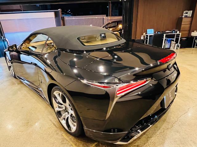 ＬＣ５００　コンバーチブル　走行５８００キロ　マークレビンソン　ｍｏｄｅｌｉｓｔａエアロ　社外セキュリティ　ブラウン内装　ブラックソフトトップ　ヘッドアップディスプレイ　禁煙車　２１インチオプションアルミホイール(57枚目)