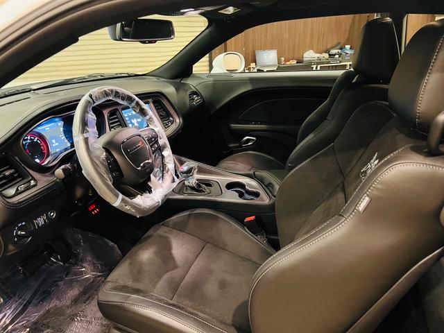 ダッジ・チャレンジャー Ｒ／Ｔ　２０２３ラストコールモデル　ＲＴワイドボディー　スキャットパック　走行６０キロ　車検令和１０年３月迄　ハーマンカードン　Ｐｌｕｓグループ　ＳＲＴスポイラー　アルカンターラ専用シート（30枚目）