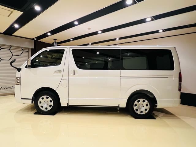 ハイエースバン スーパーＧＬ　ダークプライムＩＩ　両側パワースライドドア　登録済未使用車　パノラミックビューモニター　デジタルインナーミラー　ハーフレザーシート　ＬＥＤヘッドライト　インテリアジェントクリアランスソナー　スマートキー　新車保証（3枚目）