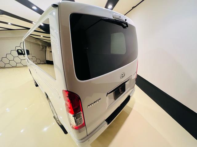 ハイエースバン スーパーＧＬ　ダークプライムＩＩ　両側パワースライドドア　登録済未使用車　パノラミックビューモニター　デジタルインナーミラー　ハーフレザーシート　ＬＥＤヘッドライト　インテリアジェントクリアランスソナー　スマートキー　新車保証（4枚目）