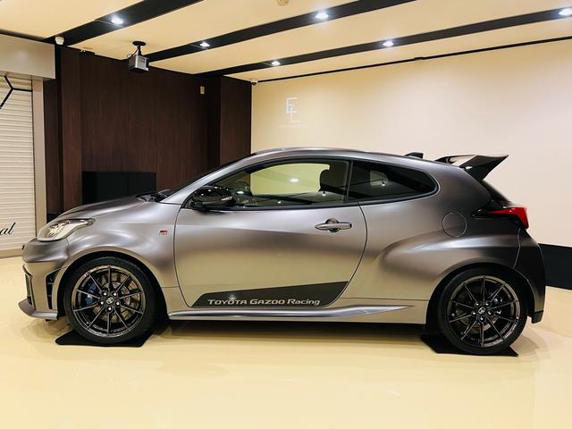 ＧＲヤリス ＲＺハイパフォーマンスセバスチャンオジエエディション　世界限定車１００台　シリアル３３　新品ＴＥＩＮ車高ワイトレ　ワンオーナー禁煙車　新車保証　ＪＢＬプレミアサウンド　カーボンルーフ　カーボン軽量ラリースポイラー　ディーラー記録簿　ナビテレビＥＴＣ（9枚目）