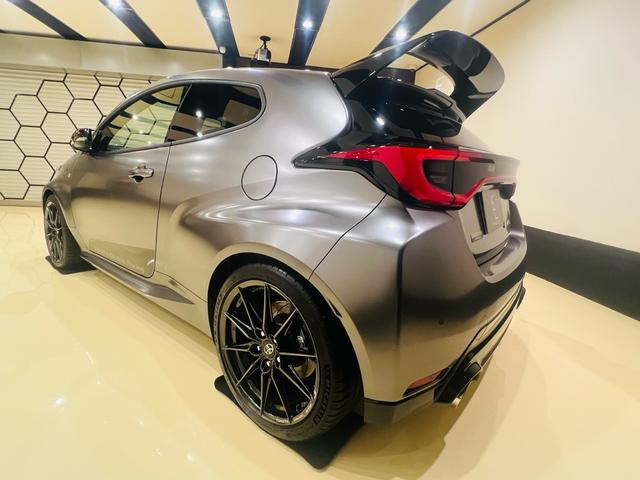 ＧＲヤリス ＲＺハイパフォーマンスセバスチャンオジエエディション　世界限定車１００台　シリアル３３　新品ＴＥＩＮ車高ワイトレ　ワンオーナー禁煙車　新車保証　ＪＢＬプレミアサウンド　カーボンルーフ　カーボン軽量ラリースポイラー　ディーラー記録簿　ナビテレビＥＴＣ（10枚目）