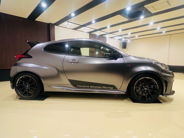 ＧＲヤリス ＲＺハイパフォーマンスセバスチャンオジエエディション　世界限定車１００台　シリアル３３　新品ＴＥＩＮ車高ワイトレ　ワンオーナー禁煙車　新車保証　ＪＢＬプレミアサウンド　カーボンルーフ　カーボン軽量ラリースポイラー　ディーラー記録簿　ナビテレビＥＴＣ（13枚目）
