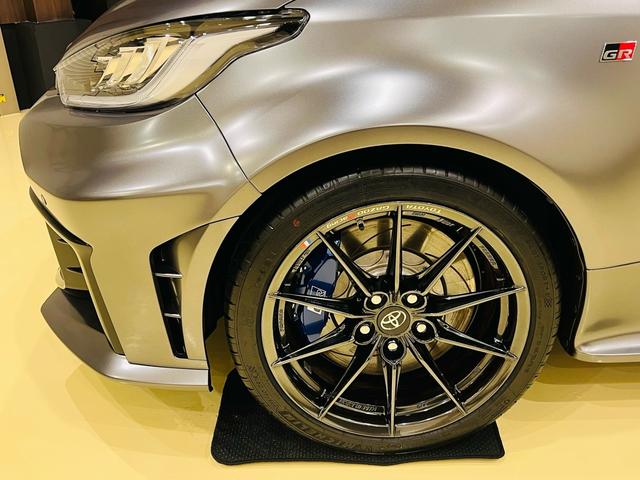 ＧＲヤリス ＲＺハイパフォーマンスセバスチャンオジエエディション　世界限定車１００台　シリアル３３　新品ＴＥＩＮ車高ワイトレ　ワンオーナー禁煙車　新車保証　ＪＢＬプレミアサウンド　カーボンルーフ　カーボン軽量ラリースポイラー　ディーラー記録簿　ナビテレビＥＴＣ（20枚目）