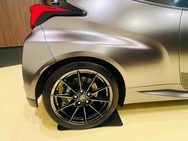 ＧＲヤリス ＲＺハイパフォーマンスセバスチャンオジエエディション　世界限定車１００台　シリアル３３　新品ＴＥＩＮ車高ワイトレ　ワンオーナー禁煙車　新車保証　ＪＢＬプレミアサウンド　カーボンルーフ　カーボン軽量ラリースポイラー　ディーラー記録簿　ナビテレビＥＴＣ（25枚目）