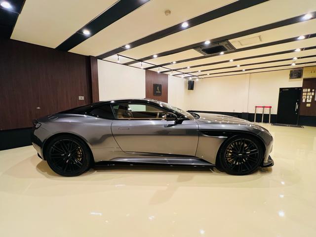 DB12 ベースグレード 正規ディーラー 新車保証 エクステリアマグネットシルバー インテリアオックスフォードタン スモークテールライト サテンブラック21AW ブラックボディーパッケージ ブロンズブレーキキャリパー(9枚目)