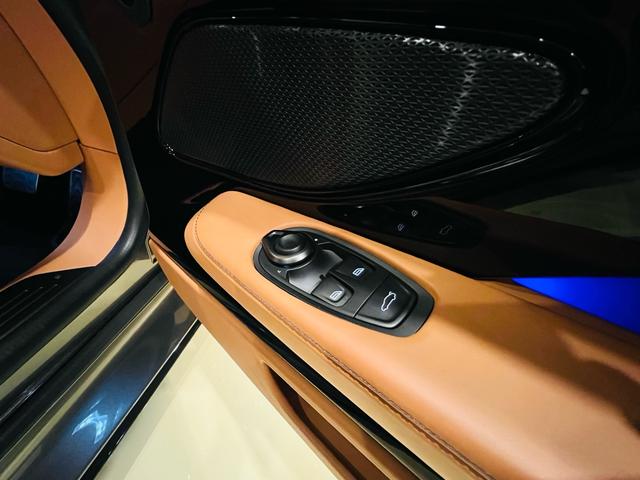 DB12 ベースグレード 正規ディーラー 新車保証 エクステリアマグネットシルバー インテリアオックスフォードタン スモークテールライト サテンブラック21AW ブラックボディーパッケージ ブロンズブレーキキャリパー(27枚目)