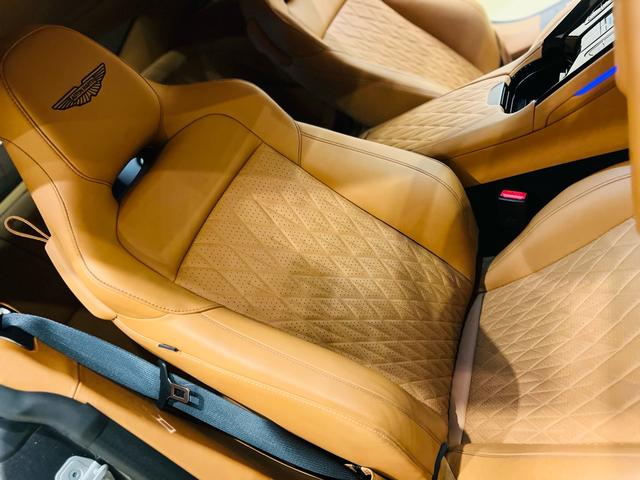 DB12 ベースグレード 正規ディーラー 新車保証 エクステリアマグネットシルバー インテリアオックスフォードタン スモークテールライト サテンブラック21AW ブラックボディーパッケージ ブロンズブレーキキャリパー(33枚目)