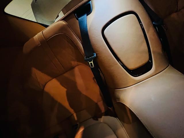 DB12 ベースグレード 正規ディーラー 新車保証 エクステリアマグネットシルバー インテリアオックスフォードタン スモークテールライト サテンブラック21AW ブラックボディーパッケージ ブロンズブレーキキャリパー(44枚目)