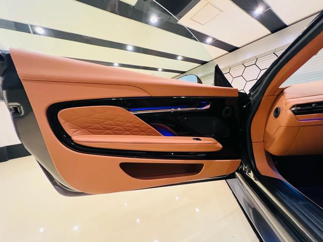 DB12 ベースグレード 正規ディーラー 新車保証 エクステリアマグネットシルバー インテリアオックスフォードタン スモークテールライト サテンブラック21AW ブラックボディーパッケージ ブロンズブレーキキャリパー(54枚目)