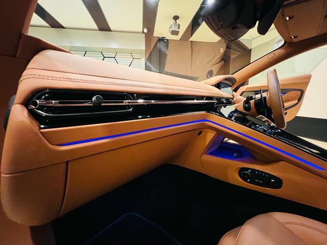 DB12 ベースグレード 正規ディーラー 新車保証 エクステリアマグネットシルバー インテリアオックスフォードタン スモークテールライト サテンブラック21AW ブラックボディーパッケージ ブロンズブレーキキャリパー(58枚目)