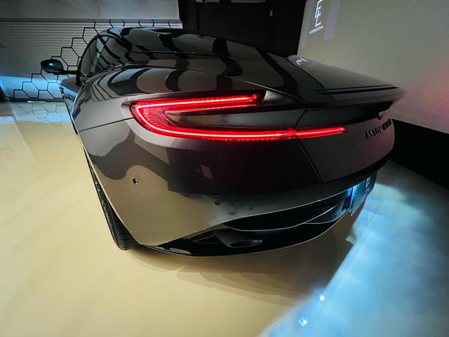 DB12 ベースグレード 正規ディーラー 新車保証 エクステリアマグネットシルバー インテリアオックスフォードタン スモークテールライト サテンブラック21AW ブラックボディーパッケージ ブロンズブレーキキャリパー(63枚目)