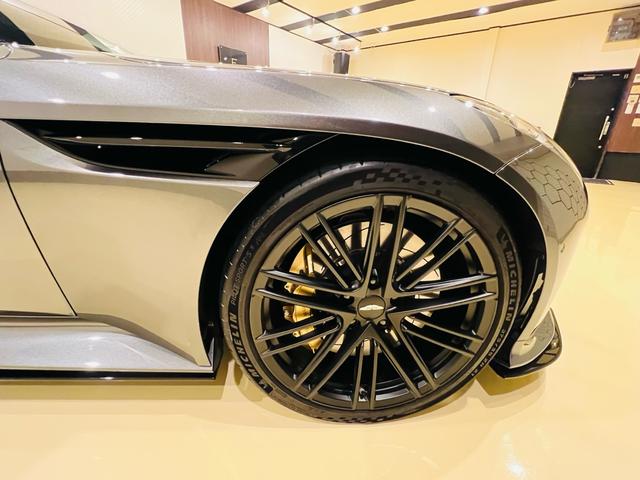 DB12 ベースグレード 正規ディーラー 新車保証 エクステリアマグネットシルバー インテリアオックスフォードタン スモークテールライト サテンブラック21AW ブラックボディーパッケージ ブロンズブレーキキャリパー(64枚目)
