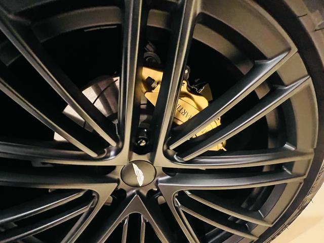 DB12 ベースグレード 正規ディーラー 新車保証 エクステリアマグネットシルバー インテリアオックスフォードタン スモークテールライト サテンブラック21AW ブラックボディーパッケージ ブロンズブレーキキャリパー(66枚目)