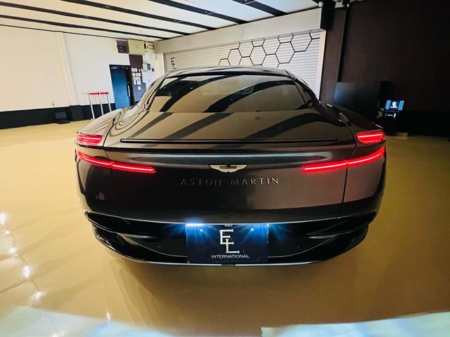 DB12 ベースグレード 正規ディーラー 新車保証 エクステリアマグネットシルバー インテリアオックスフォードタン スモークテールライト サテンブラック21AW ブラックボディーパッケージ ブロンズブレーキキャリパー(68枚目)