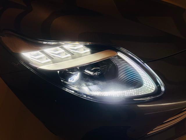 DB12 ベースグレード 正規ディーラー 新車保証 エクステリアマグネットシルバー インテリアオックスフォードタン スモークテールライト サテンブラック21AW ブラックボディーパッケージ ブロンズブレーキキャリパー(72枚目)