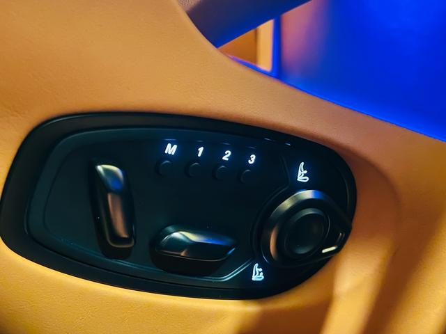 DB12 ベースグレード 正規ディーラー 新車保証 エクステリアマグネットシルバー インテリアオックスフォードタン スモークテールライト サテンブラック21AW ブラックボディーパッケージ ブロンズブレーキキャリパー(76枚目)