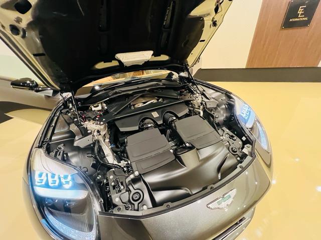 DB12 ベースグレード 正規ディーラー 新車保証 エクステリアマグネットシルバー インテリアオックスフォードタン スモークテールライト サテンブラック21AW ブラックボディーパッケージ ブロンズブレーキキャリパー(78枚目)