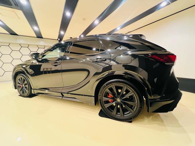 ＲＸ ＲＸ５００ｈ　Ｆスポーツパフォーマンス　２０２５改良モデル　マークレビンソン　ＴＲＤマフラー　ＴＲＤダイナミクスエアロＰＫＧ　大型パノラマルーフ　寒冷地仕様　輻射ヒーター　社外セキュリティシステム　ブラックルーフレール　置くだけ充電（6枚目）