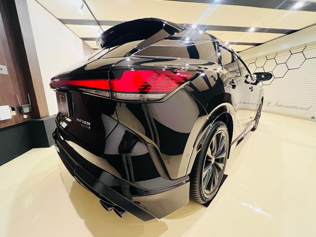 ＲＸ ＲＸ５００ｈ　Ｆスポーツパフォーマンス　２０２５改良モデル　マークレビンソン　ＴＲＤマフラー　ＴＲＤダイナミクスエアロＰＫＧ　大型パノラマルーフ　寒冷地仕様　輻射ヒーター　社外セキュリティシステム　ブラックルーフレール　置くだけ充電（8枚目）
