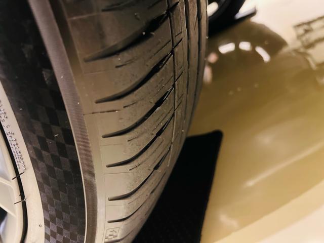 ＲＸ ＲＸ５００ｈ　Ｆスポーツパフォーマンス　２０２５改良モデル　マークレビンソン　ＴＲＤマフラー　ＴＲＤダイナミクスエアロＰＫＧ　大型パノラマルーフ　寒冷地仕様　輻射ヒーター　社外セキュリティシステム　ブラックルーフレール　置くだけ充電（24枚目）