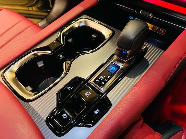 ＲＸ ＲＸ５００ｈ　Ｆスポーツパフォーマンス　２０２５改良モデル　マークレビンソン　ＴＲＤマフラー　ＴＲＤダイナミクスエアロＰＫＧ　大型パノラマルーフ　寒冷地仕様　輻射ヒーター　社外セキュリティシステム　ブラックルーフレール　置くだけ充電（52枚目）