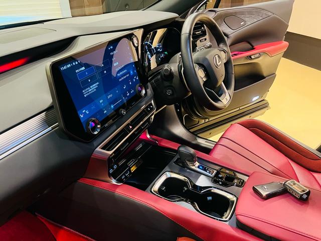 ＲＸ ＲＸ５００ｈ　Ｆスポーツパフォーマンス　２０２５改良モデル　マークレビンソン　ＴＲＤマフラー　ＴＲＤダイナミクスエアロＰＫＧ　大型パノラマルーフ　寒冷地仕様　輻射ヒーター　社外セキュリティシステム　ブラックルーフレール　置くだけ充電（69枚目）