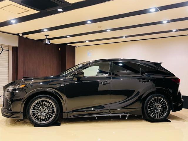 ＲＸ ＲＸ５００ｈ　Ｆスポーツパフォーマンス　マークレビンソン　ＴＲＤダイナミクスフルエアロＰＫＧ　ＴＲＤマフラー　大型パノラマサンルーフ　２１インチＡＷ　輻射ヒーター　置くだけ充電　新車保証　テレビキット　４ＷＤターボ（4枚目）