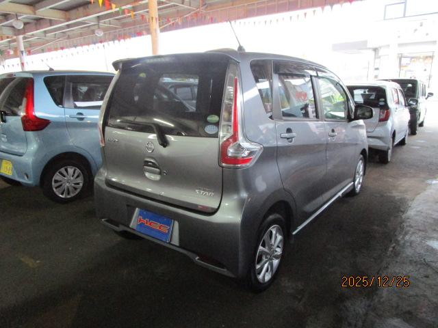 デイズ ハイウェイスター　Ｘ　４ＷＤ　ワンオーナー　エマージェンシーブレーキ　エコアイドル　メモリナビ　フルセグＴＶ　ＤＶＤ再生　Ｂｌｕｅｔｏｏｔｈ接続　アラウンドビューモニター　ＥＴＣ　ナビ連動ドラレコ　ＨＩＤライト　シートヒーター（3枚目）