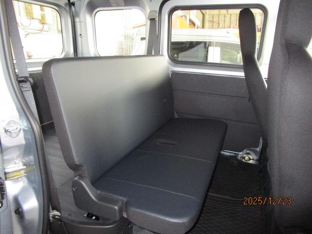 ハイゼットカーゴ スペシャル　４ＷＤ　スマートアシスト　エコアイドル　パートタイム４ＷＤ　コーナーセンサー　パワーウィンドウ　サイドバイザー　フロアマット　集中ドアロック　オートライト　Ｗエアバック　ＡＢＳ（6枚目）