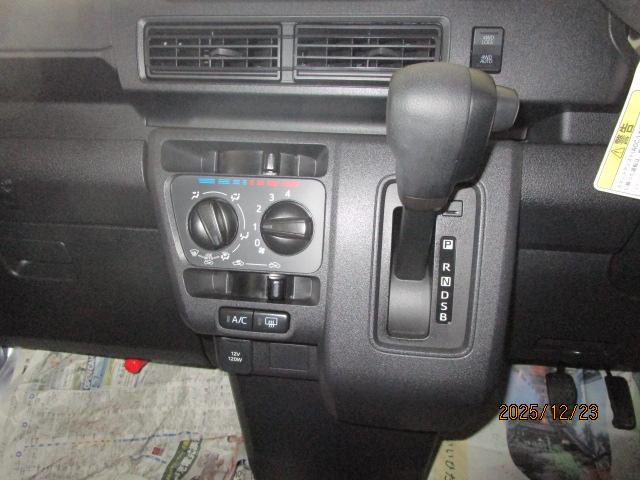 ハイゼットカーゴ スペシャル　４ＷＤ　スマートアシスト　エコアイドル　パートタイム４ＷＤ　コーナーセンサー　パワーウィンドウ　サイドバイザー　フロアマット　集中ドアロック　オートライト　Ｗエアバック　ＡＢＳ（10枚目）